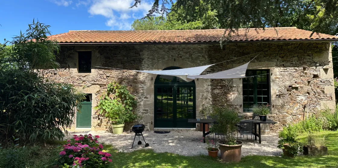 Gîte Le Pressoir au Château de la Preuille, Montaigu-Vendée, Pays de la Loire. Idéal pour un séjour familial ou romantique dans un cadre magique, près du Puy du Fou. Profitez du calme, d'un confort moderne et d'une vue imprenable pour des vacances inoubliables.